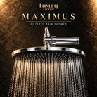 Luxury Showers Maximus 32 cm suodattava sadesuihku suihkuttaa vettä tummalla taustalla, Pure Rain